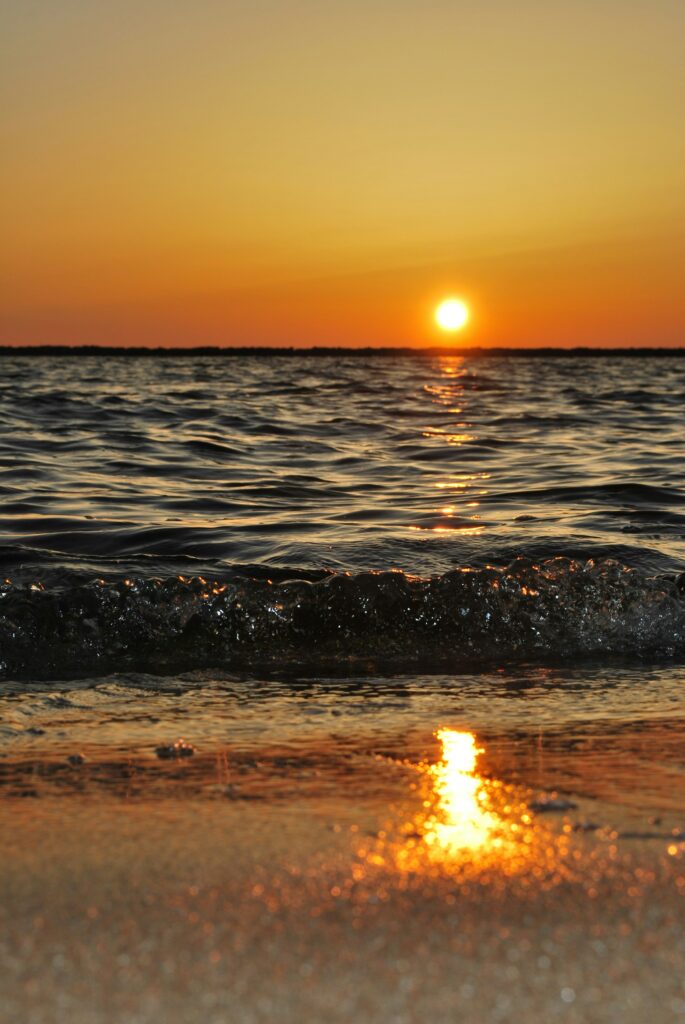 An image of the setting sun over the horizon on the beach. Learn how a depression therapist in Boulder, CO can offer support in the summer and all year round. Search for depression in Boulder, CO to learn more about signs of depression today.